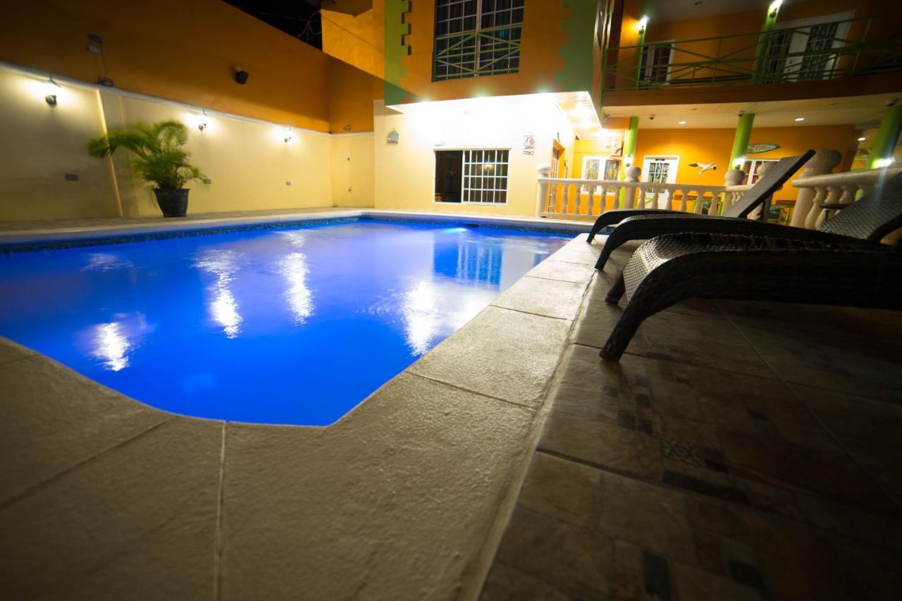 Beverlys Oasis Suites Scarborough Exterior photo